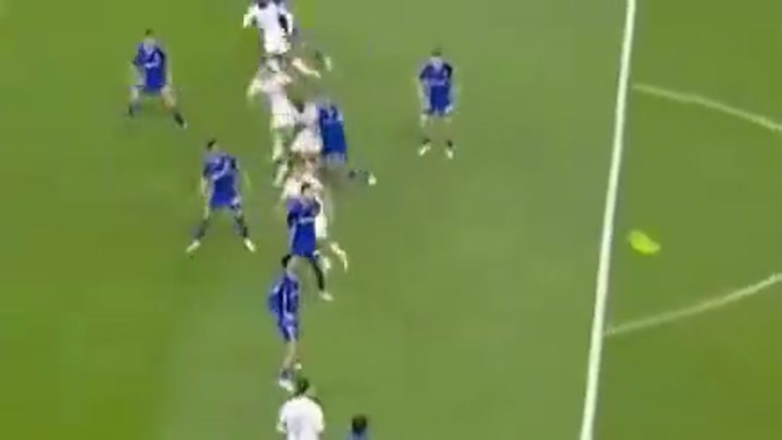 角球防守中吕迪格疑似使用过分力量卡身位撞到对手