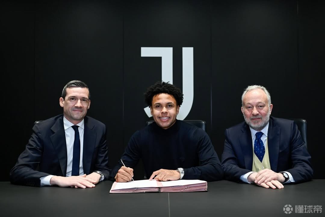 麦肯尼分享续约照片：开心到极点，又一个四年