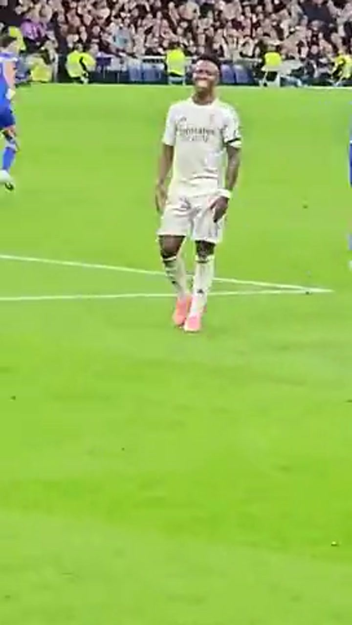 实拍维尼修斯被断球后不回防 还在和场边球迷抱怨