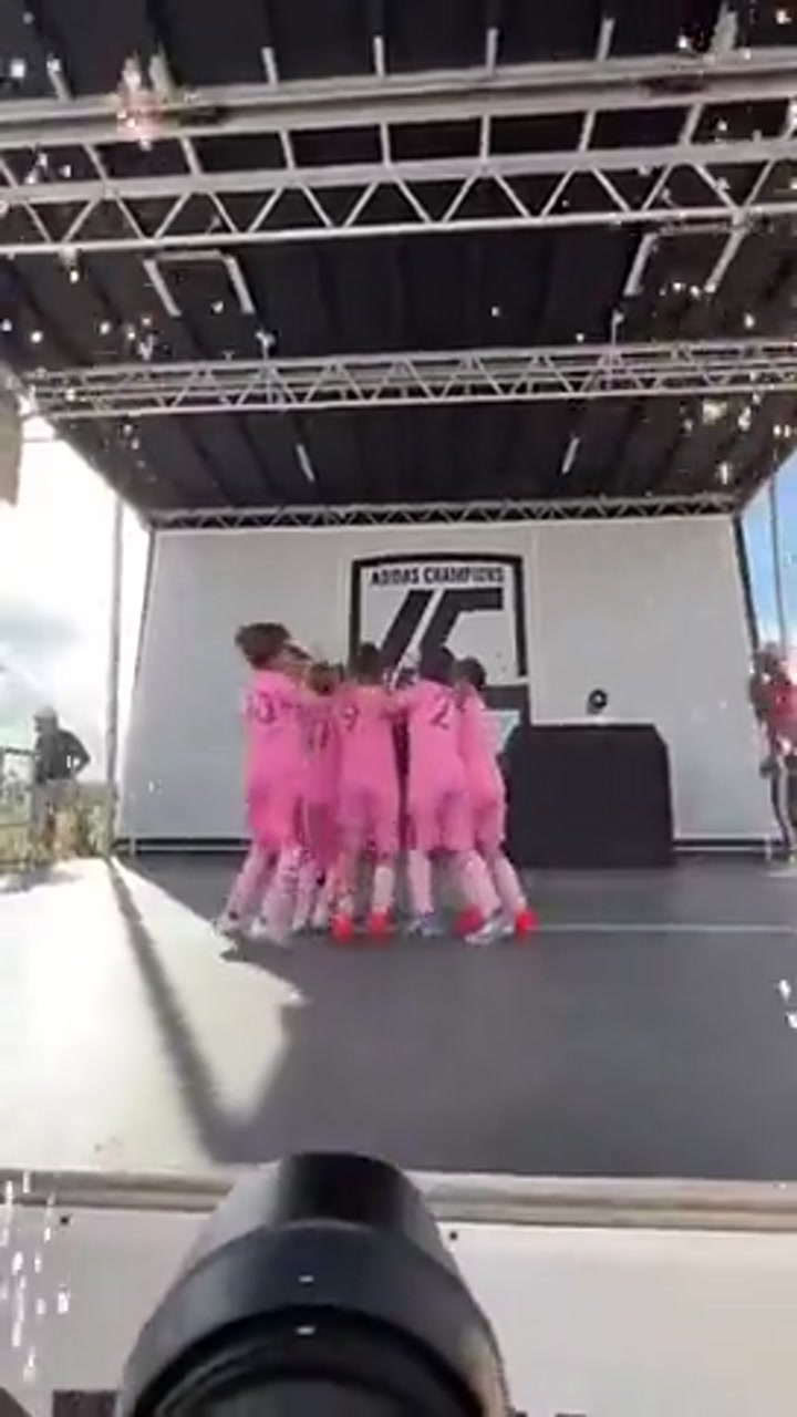 冠军基因！梅西小儿子西罗捧起冠军奖杯