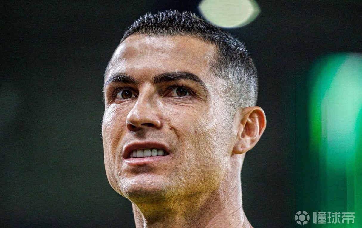 罗马诺：C罗携家人离开沙特是假消息，他在胜利的训练基地疗伤