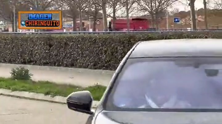 为何如此开心？维尼修斯抵达基地 在车里笑容满面