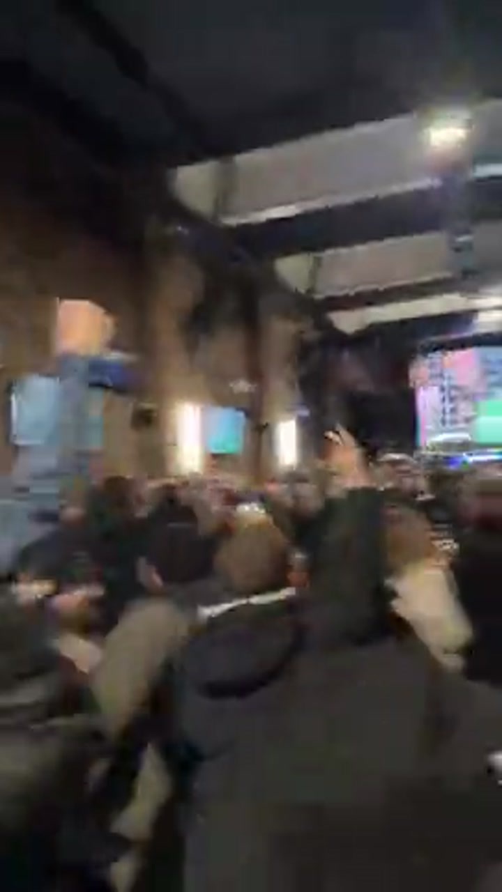 埃弗顿球迷庆祝利物浦遭狼队绝杀