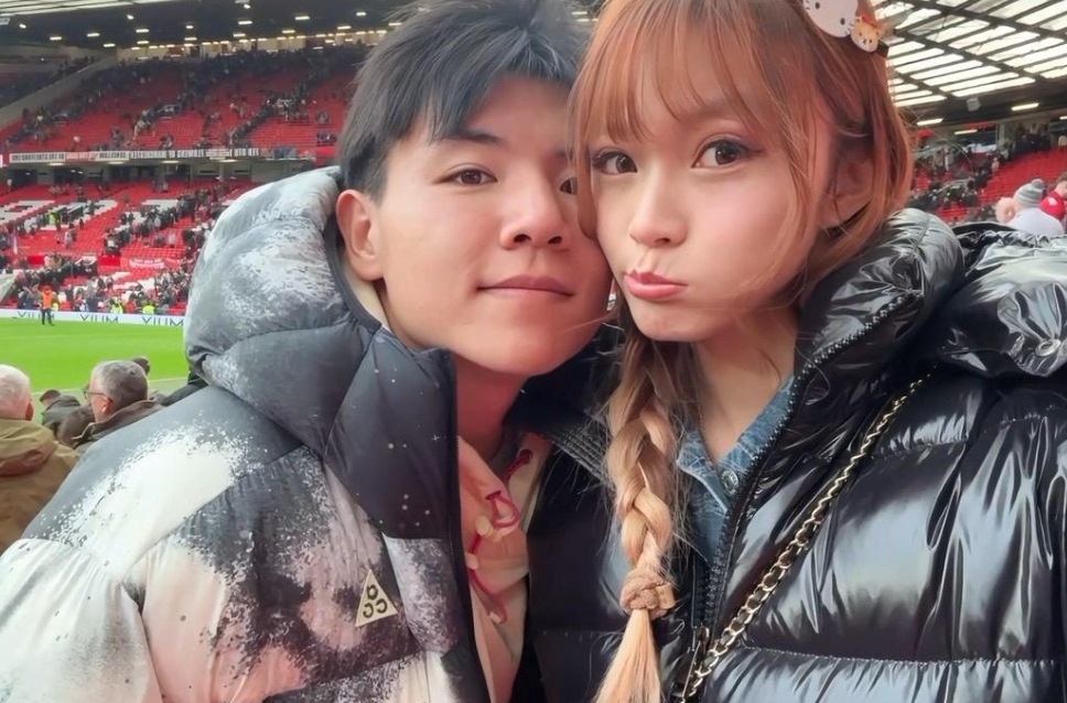 徐彬晒照与女友观赛曼联：距离偶像卡塞米罗最近的一次