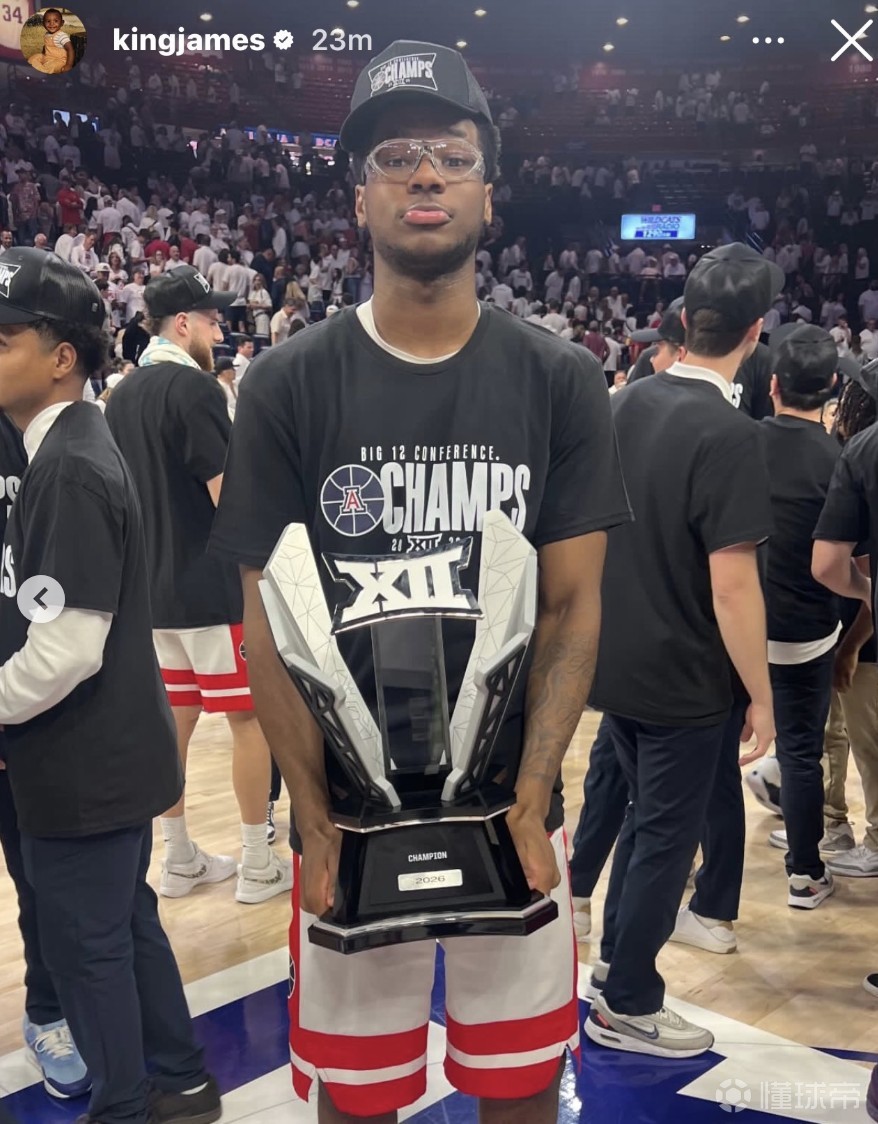 一场没打，詹姆斯社媒晒布莱斯夺冠捧杯照：啊耶耶耶！！！
