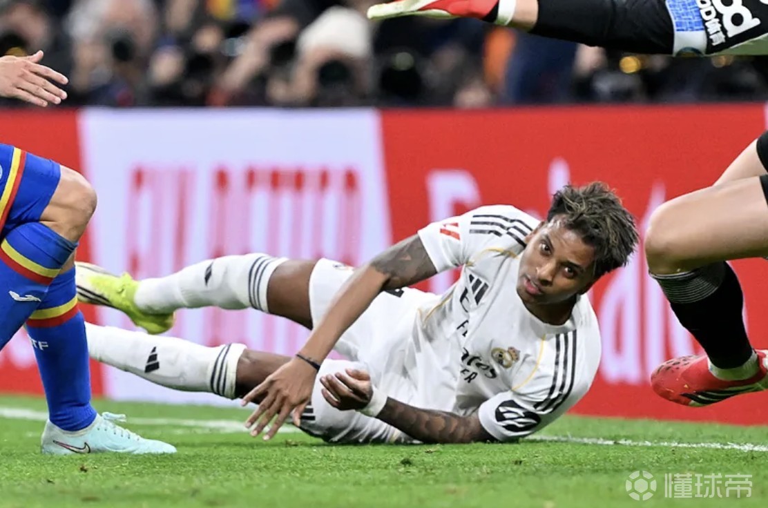 世界报：皇马关注伯纳乌草皮；罗德里戈懊悔在不适后坚持踢球