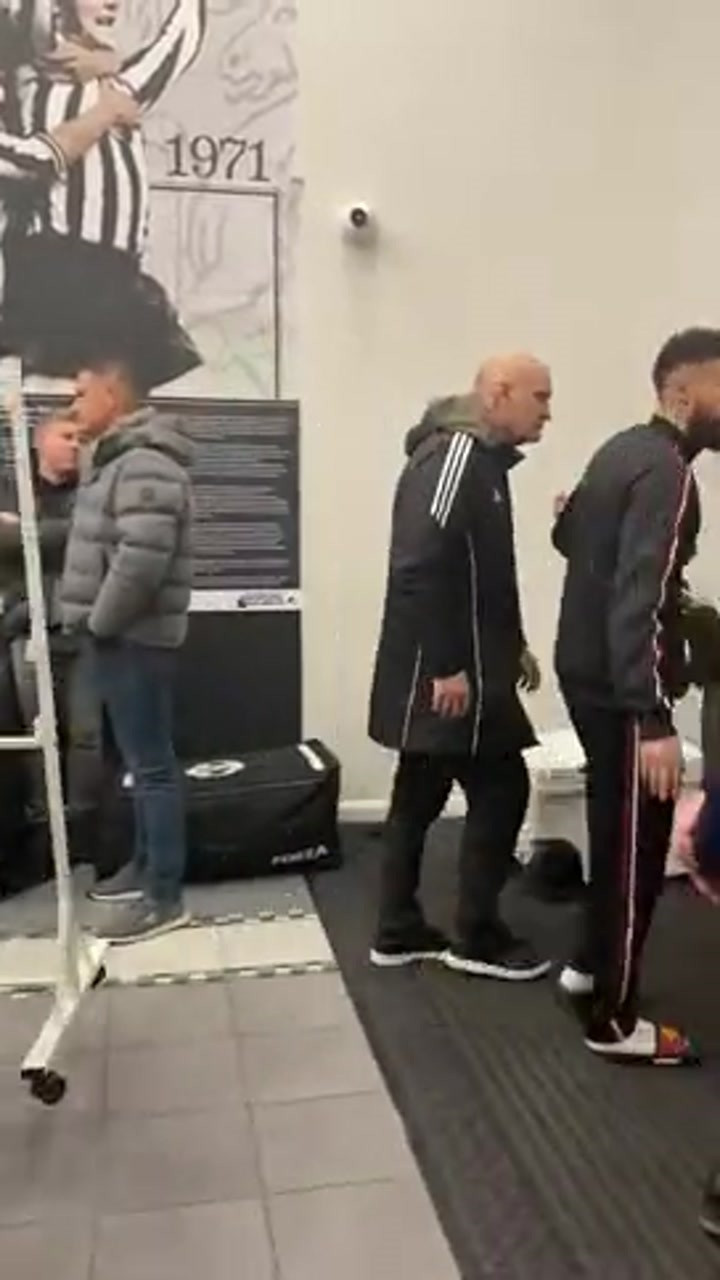 实拍马兹拉维离开球场时走路一瘸一拐