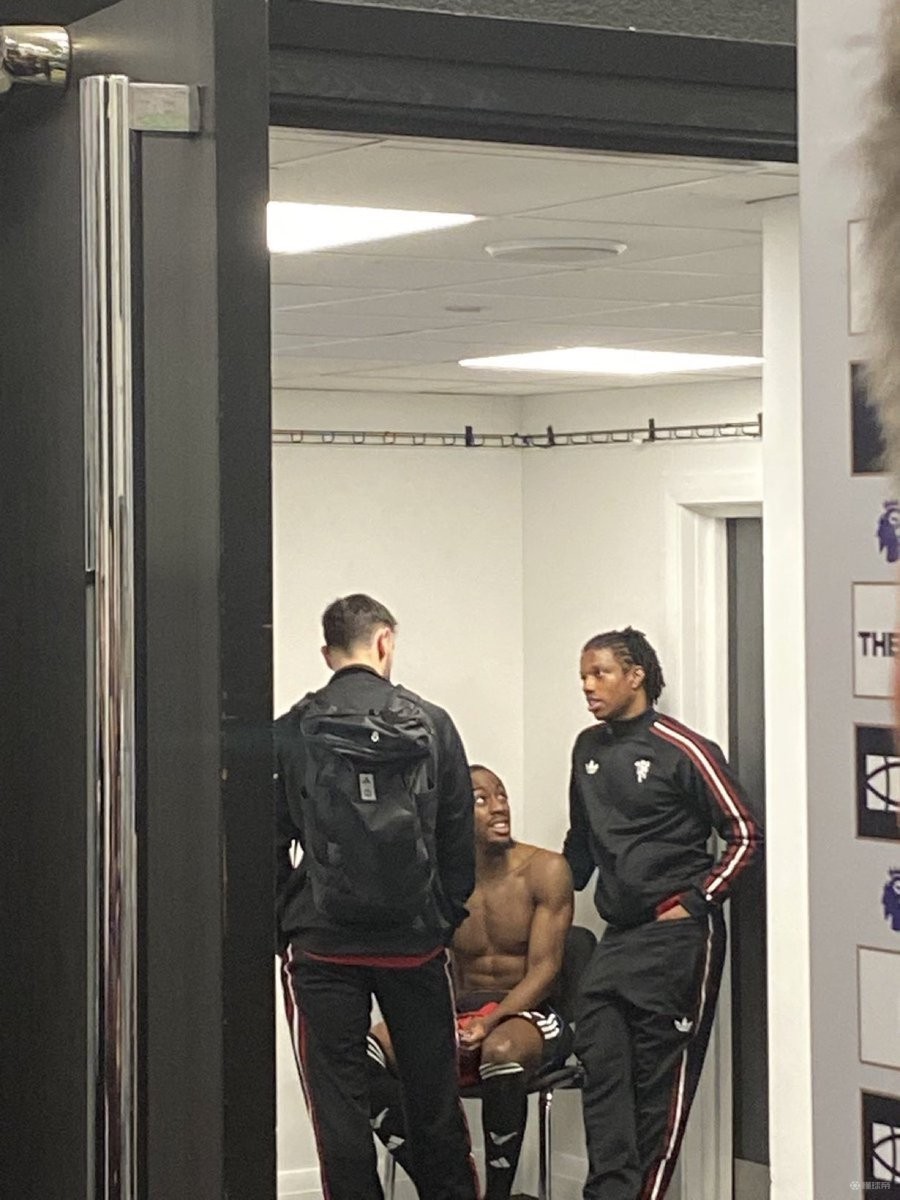 B费赛后和埃兰加聊了五分钟，马拉西亚也加入聊天