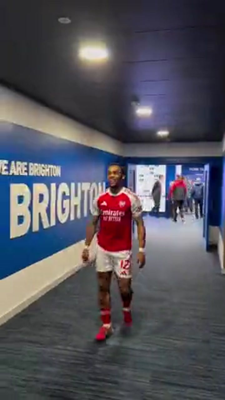 拿下重要3分！阿森纳众将在球员通道庆祝胜利