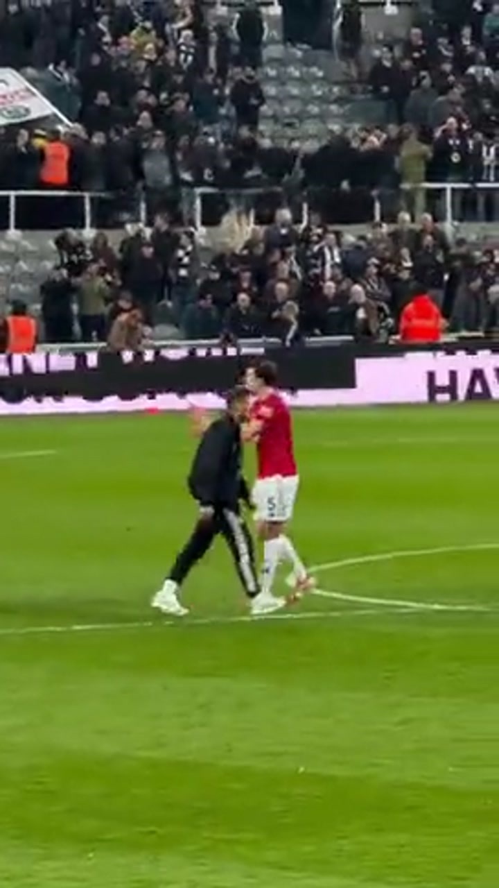 不敌纽卡！实拍马奎尔赛后向裁判表达不满