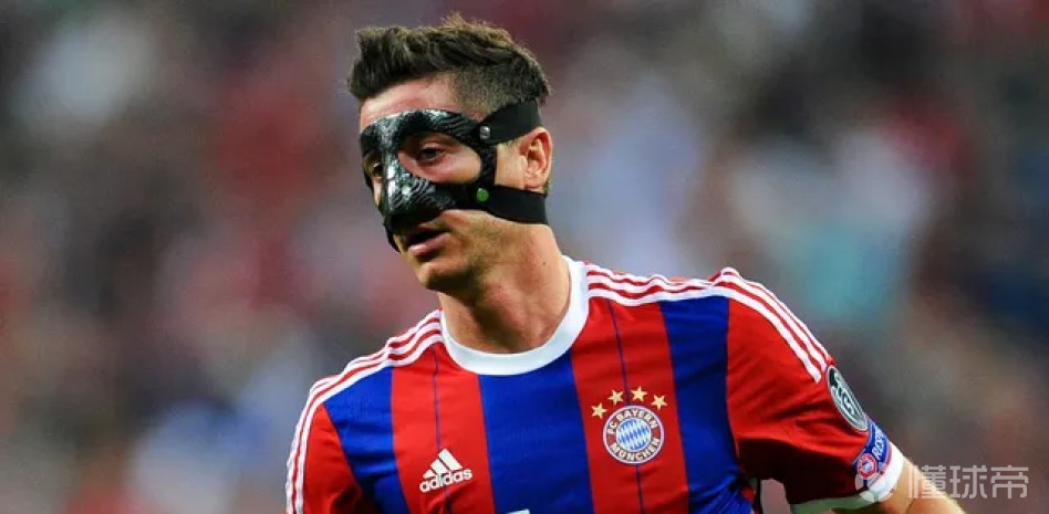 莱万上次戴面具：一点也不好受，影响我观察皮球和对手