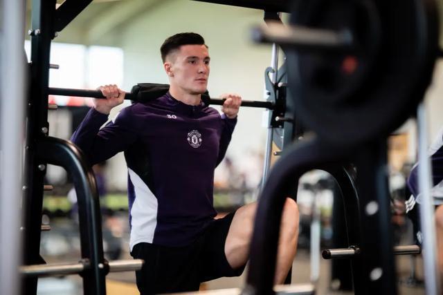 7400万水货？曼联锋霸靠NFL特训踢疯了，名宿排队公开道歉！