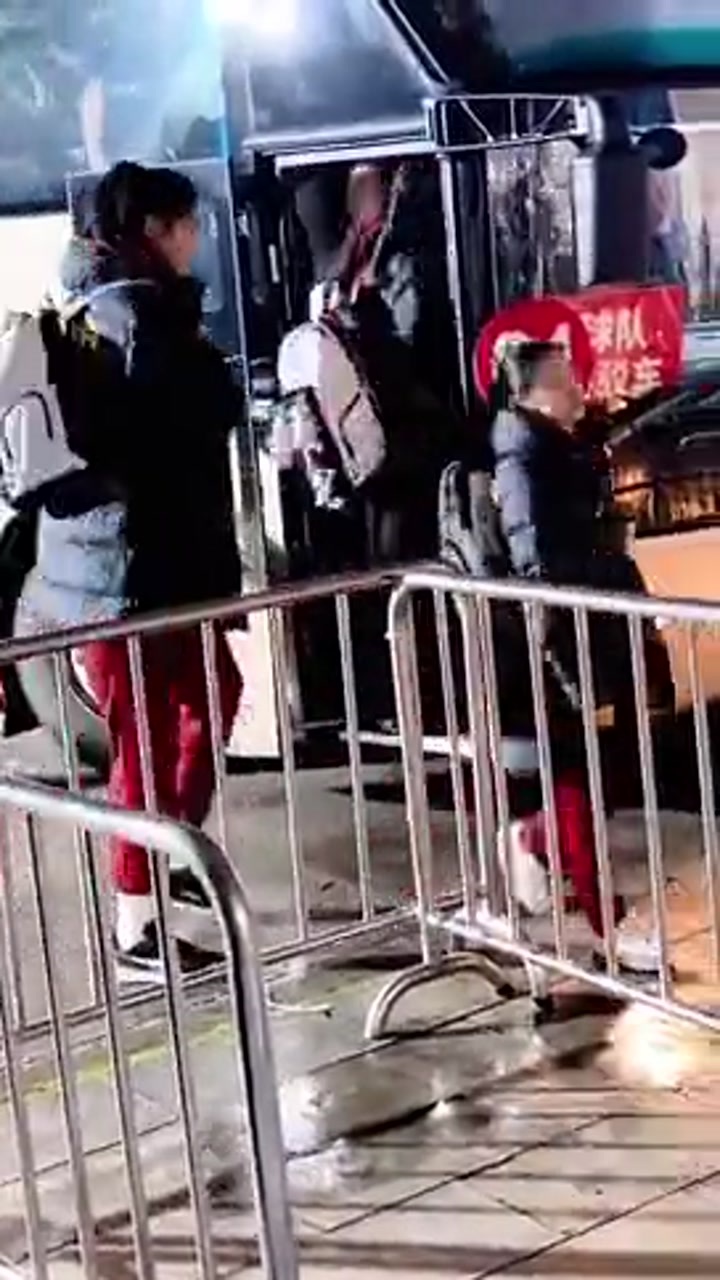 王思雨站在2米26的张子宇身边是什么感觉