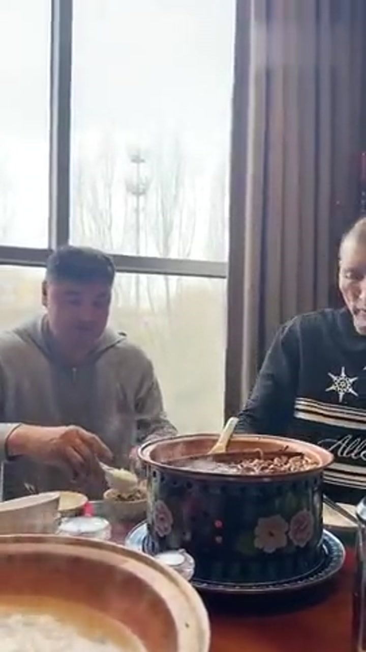 美食推广大使！巴特尔请刘玉栋吃早饭