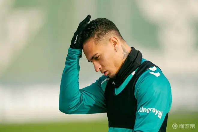 马卡：安东尼是以发烧状态出战塞维利亚，目前已经恢复健康