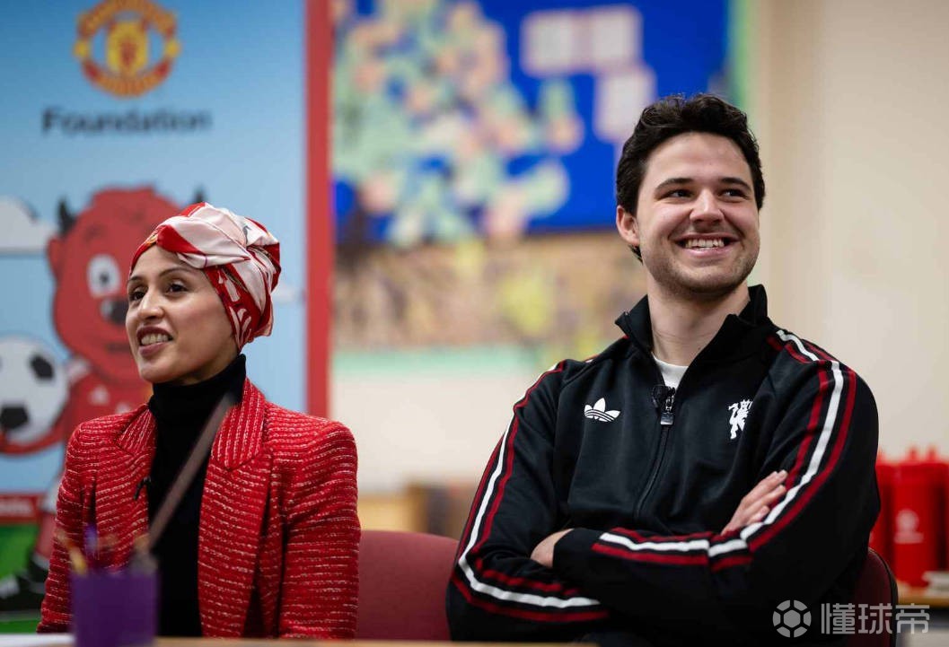 拉门斯参加世界读书日活动，在当地小学分发书籍并接受提问