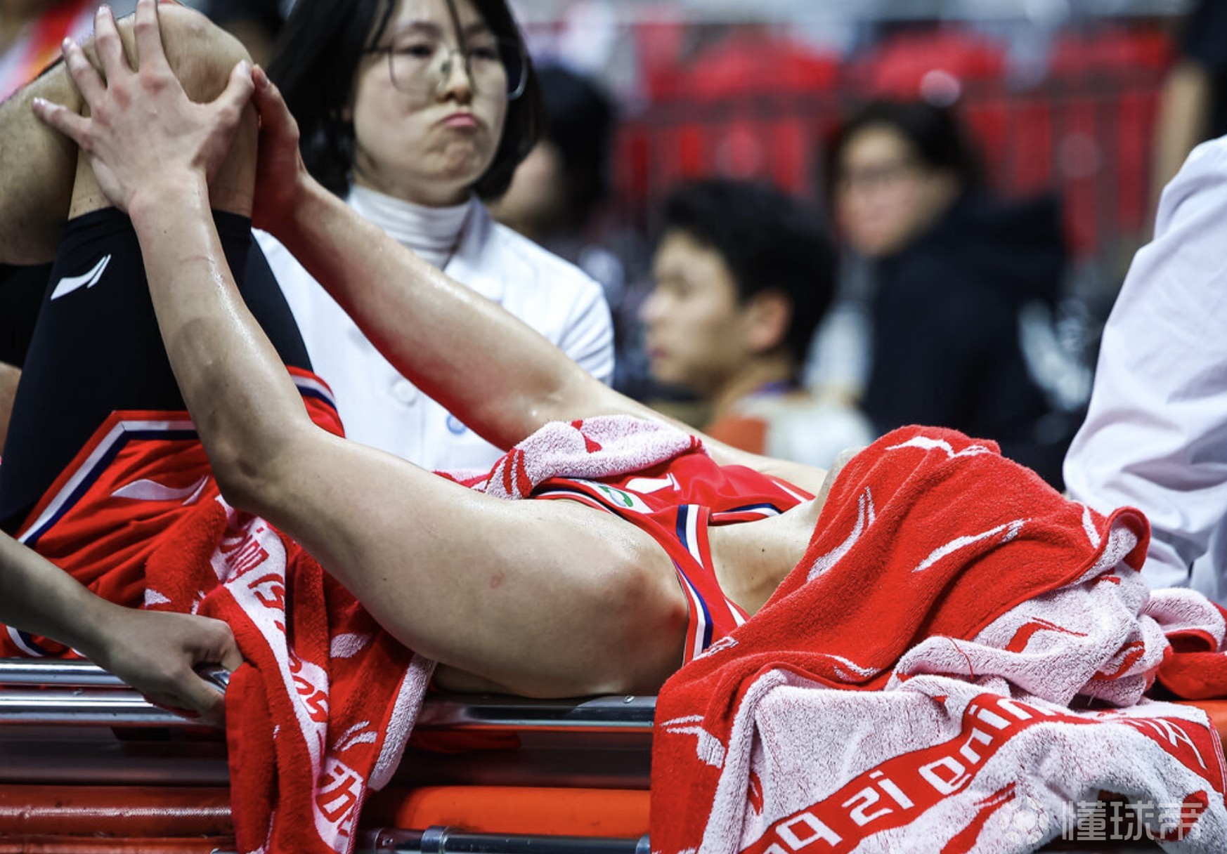 郭艾伦遭遇前交叉韧带断裂，高诗岩更新社媒：早日康复，伦哥