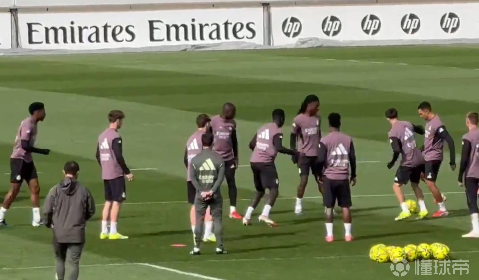 牙疼问题解决了？科贝记者：卡马文加今天恢复了训练