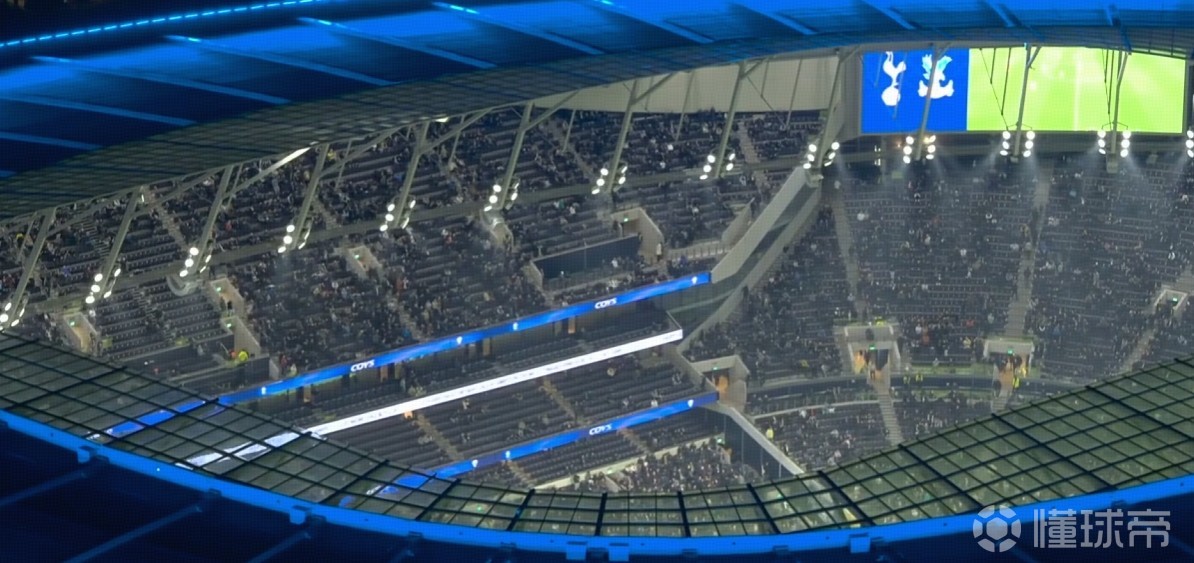 看不下去，1-3落后于水晶宫后大量热刺球迷离场