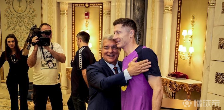 莱万公开表态：我相信延续性，支持拉波尔塔连任巴萨主席