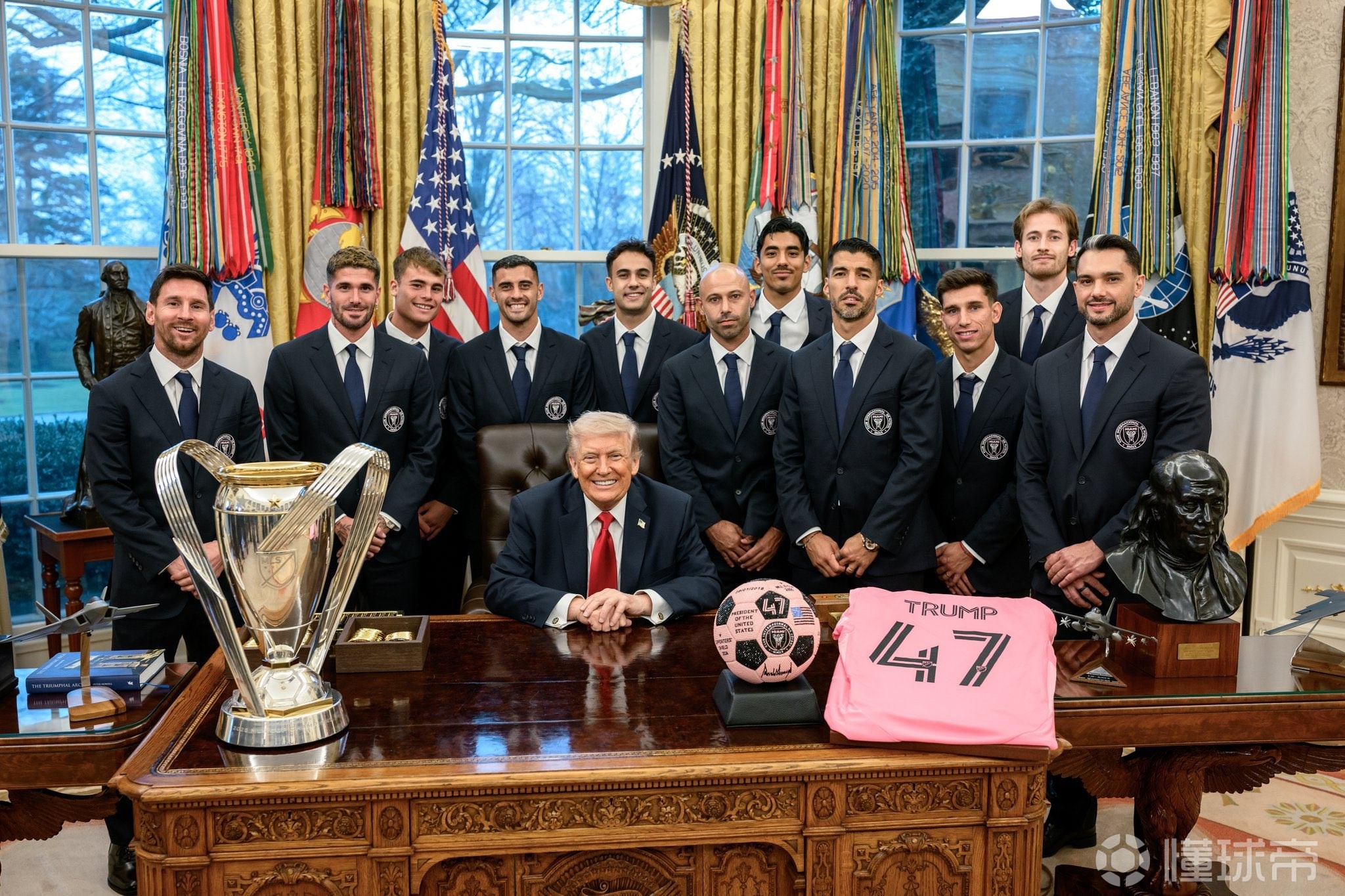 美媒：迈阿密国际老板向特朗普赠送印号球衣与限量手表