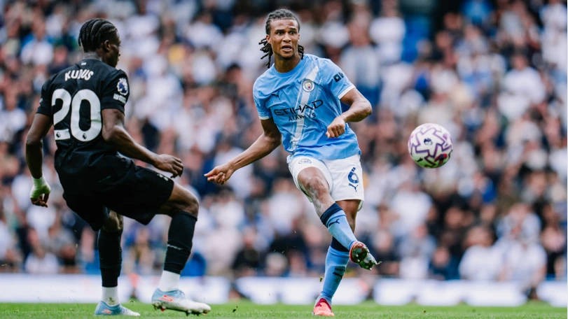 记者：巴萨体育总监德科很欣赏曼城后卫阿克