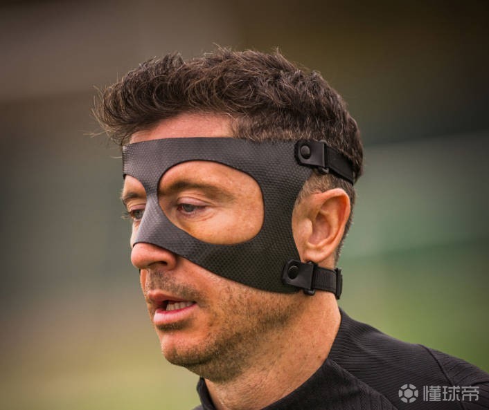 波兰主帅：莱万需要戴一段时间面具，他知道3月比赛的重要性