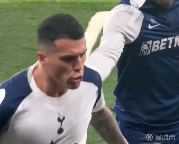 乔-哈特：波罗走到替补席把所有东西都砸了，还狂喷第四官员