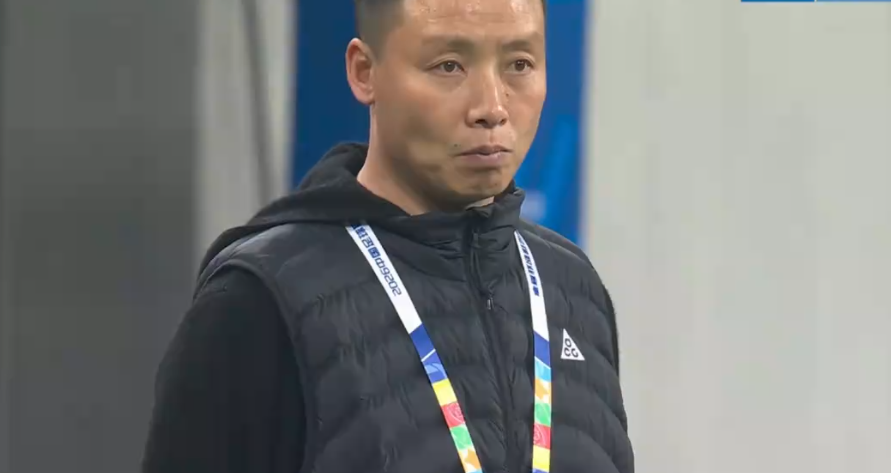 深圳新鹏城首战遭逆转！姜至鹏染红，两外援伤退，陈涛脸色铁青