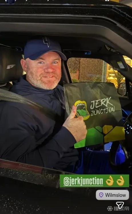 鲁尼光顾了林加德开的餐厅，并打包带走一份食物