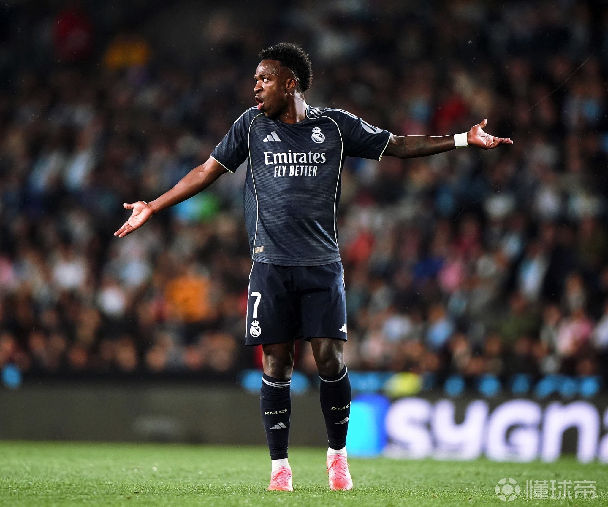 世体：维尼修斯彩虹过人失败，引发塞尔塔球迷哄笑