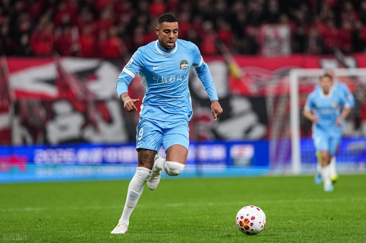 上港后悔吗？刚放走功勋外援，他就上演反杀旧主一幕，制造进球！