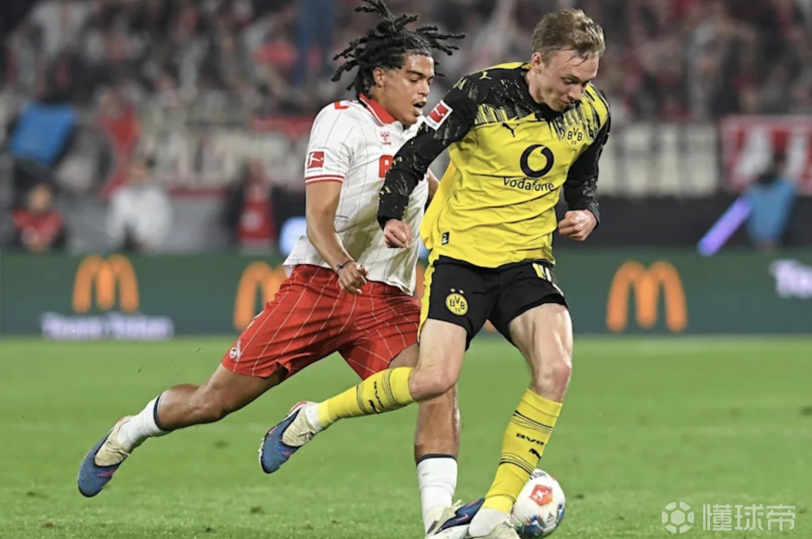 辛普森踢到拜尔，科隆主帅不满前者的黄牌被改成红牌愤怒离场