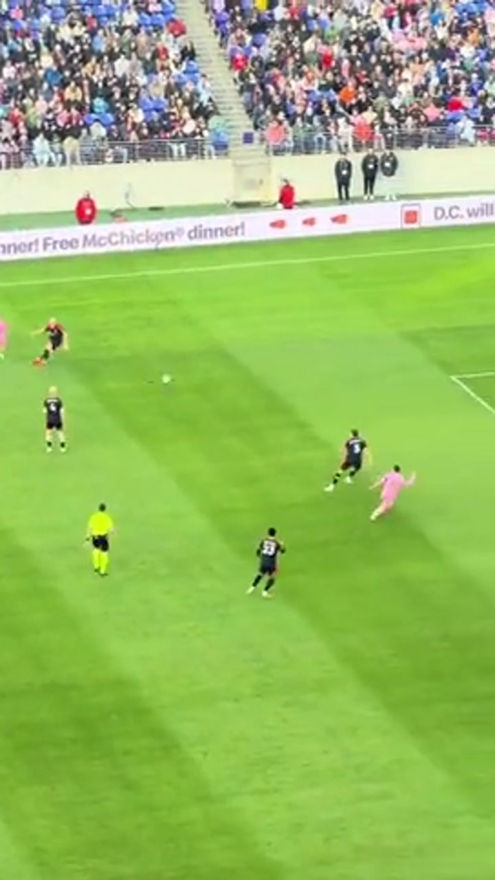 实拍梅西写意挑射打入生涯第899球