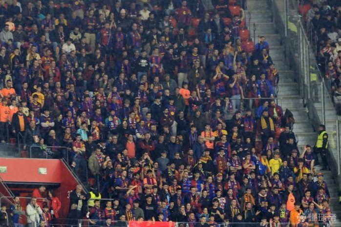 世体：巴萨球迷赛后被毕包球迷围堵，当地防暴警察介入