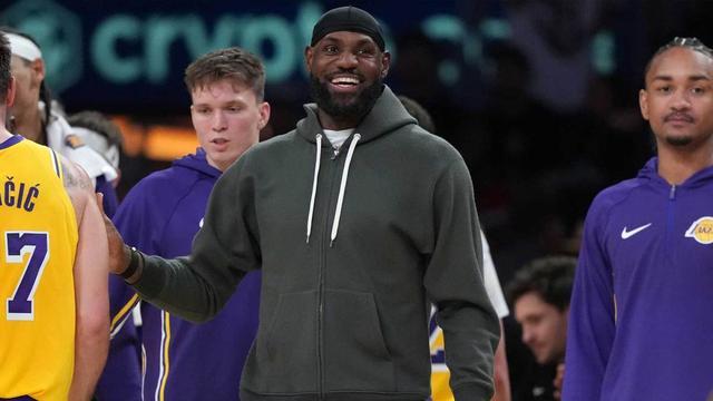 老詹战尼克斯出战成疑！场次不够，本赛季正式无缘最佳阵容