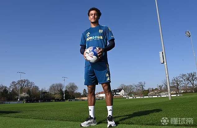 鲍勃：我15岁被瓜帅迷住了，他还打趣说我头发好看并想要一点