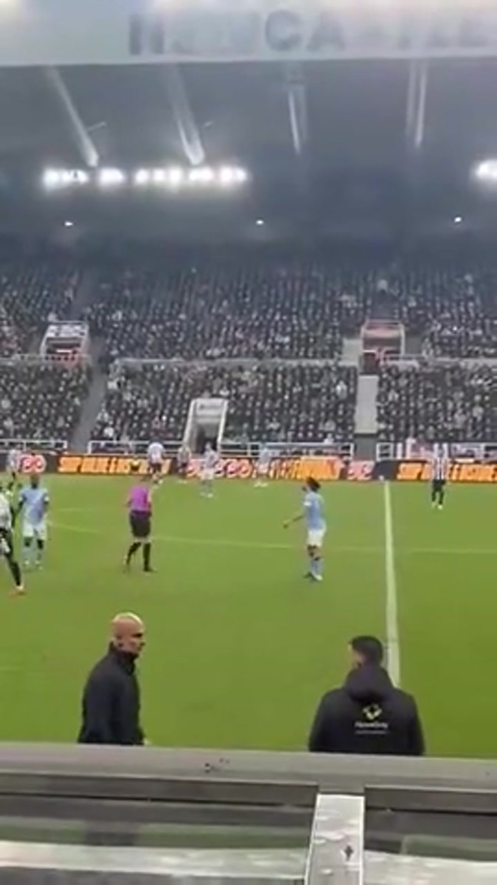 实拍队员被出示黄牌后 瓜迪奥拉恶狠狠盯着第四官员