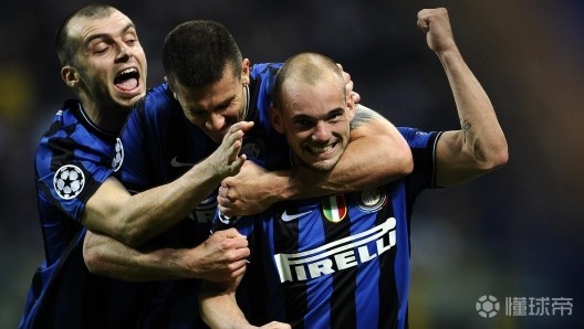 斯内德：在我们三冠王群聊里，每场胜利后大家都会给齐沃留言