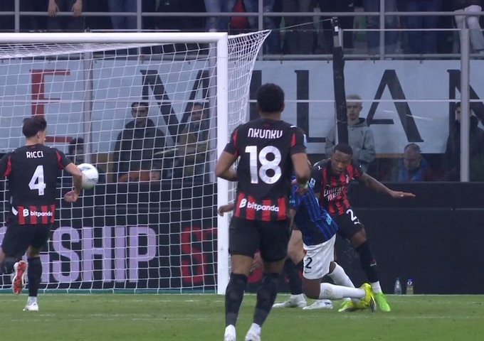 是否该判点球？里奇在米兰德比补时阶段禁区内手球但未被判罚