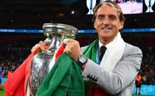 记者：桑普联系曼奇尼希望其接任主教练，后者要250万欧年薪