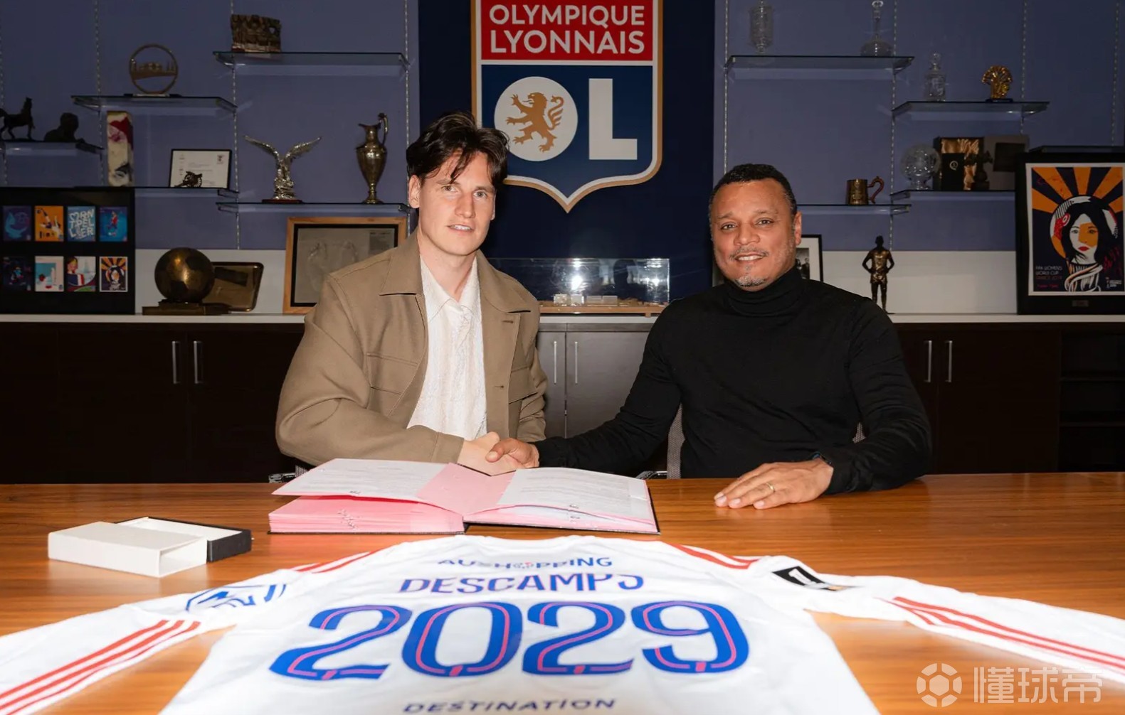 里昂官方：与球队门将德康续约两个赛季，新合同至2029年