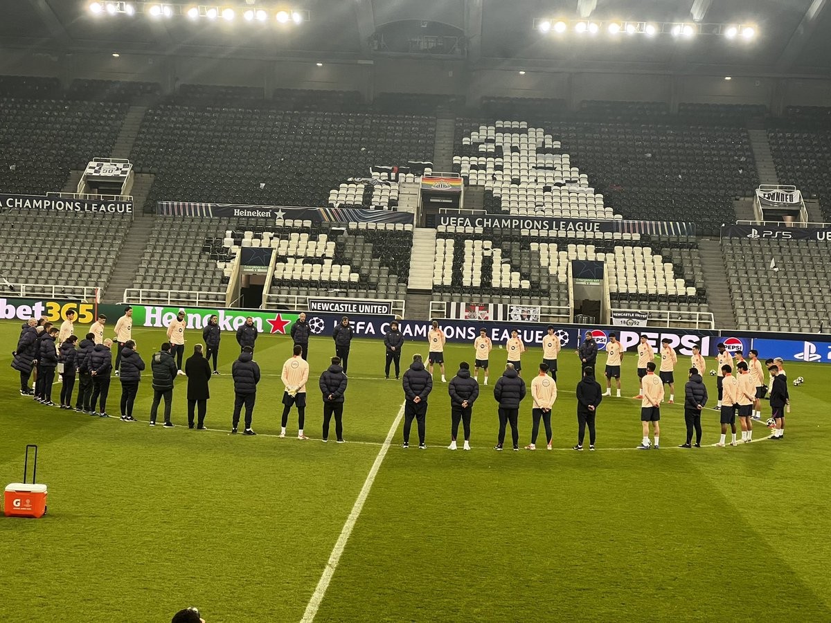 缅怀一年前去世的队医米尼亚罗，巴萨全队训练前默哀一分钟