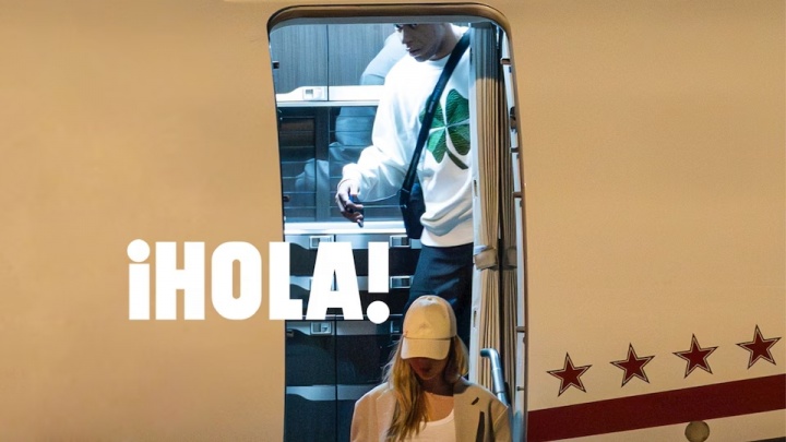 姆巴佩被拍到与26岁绯闻女友走下私人飞机