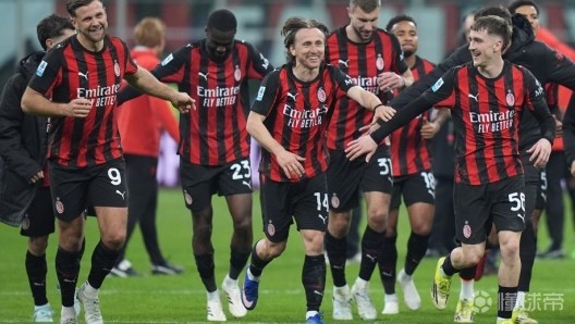 跟队记者：莫德里奇在接受德比的采访之后得到了队友们的欢呼