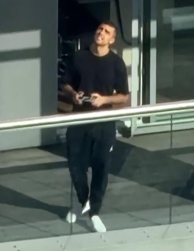 曼城球星罗德里遭警察上门谈话！竟因爱玩无人机被邻居举报