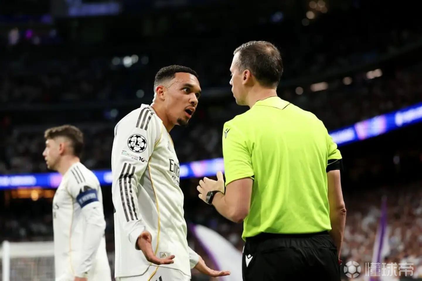 TA：同样的足球规则下，英超执法更宽松而欧冠干预更频繁