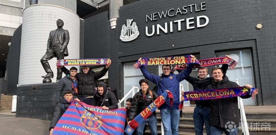 世体：巴萨球迷已抵达纽卡，纷纷与罗布森和希勒雕像进行合影