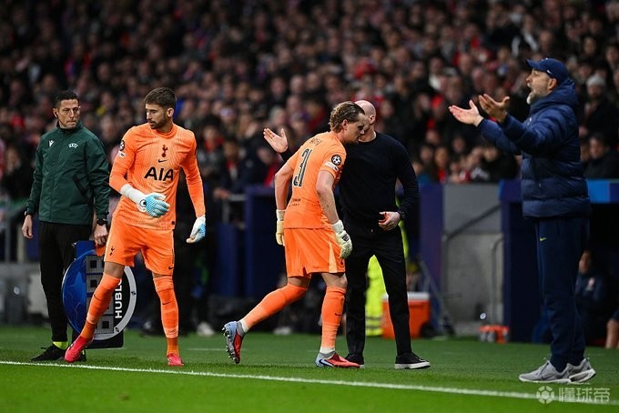 两次失误送礼后被换下，伦敦足球给热刺门将金斯基打0分