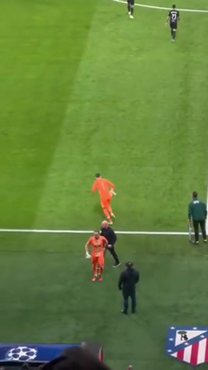 17分钟0-3落后！实拍金斯基被替换下场